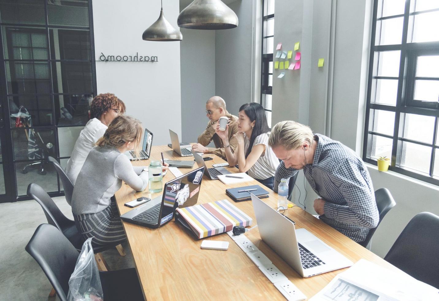 Présentation de projet entrepreneurial devant un jury d'experts